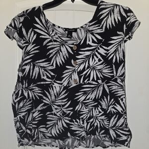 A. Byer Black and White Leaf Pattern Cap Sleeve Lightweight Blouse